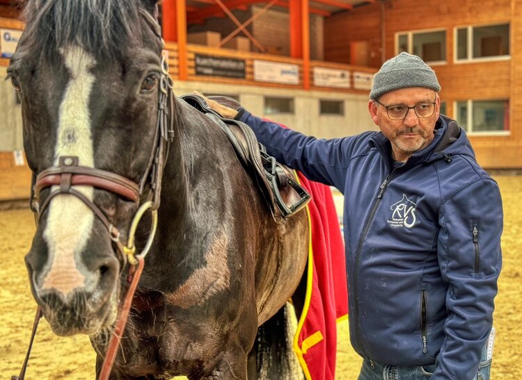 Urs Röösli bei einer Sattelkontrolle